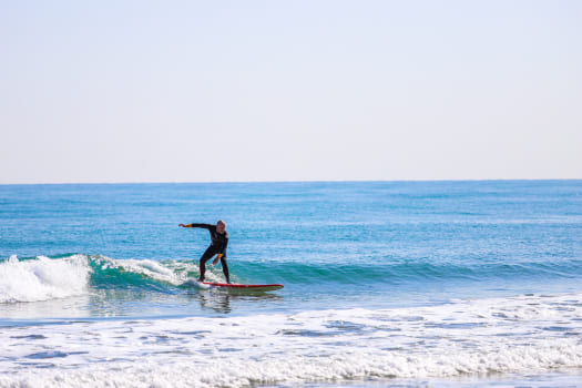 hombre practicando surf en la playa del marenyet de Cullera