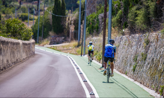Dos personas en bicicleta recorriendo una de lasa rutas ecoturísticas de Cullera