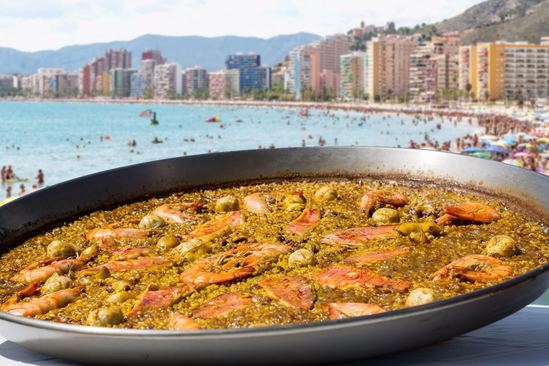 Paella de Cullera en un restaurante con vistas al mar