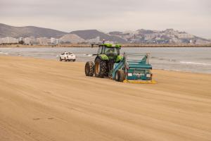 Un tractor limpiando las playas de Cullera